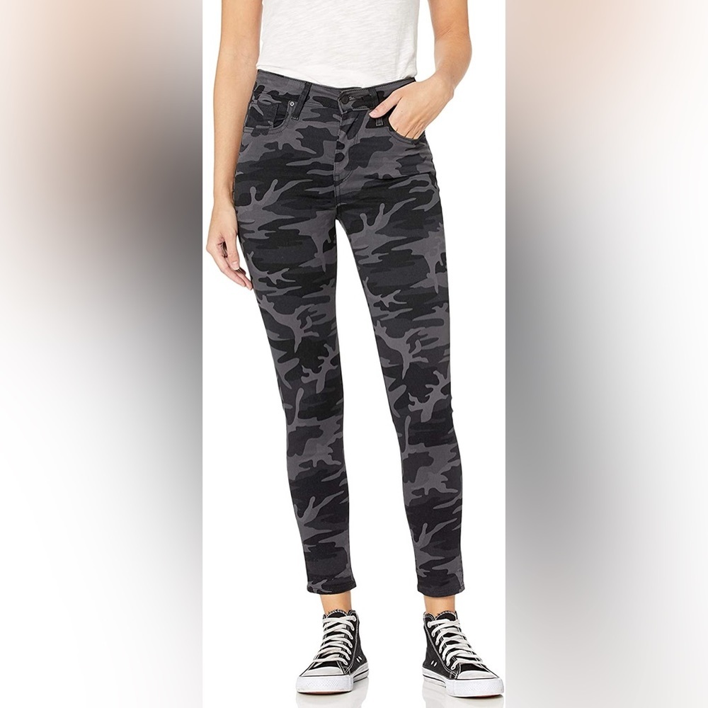 Levi's Women's Skinny Camo Jeans in Black and Gray - 28